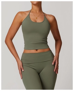 Détail d'un débardeur de yoga licou vert olive et d'un legging taille haute sur mannequin