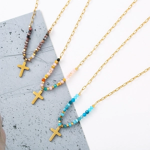 Collana fatta a mano con ciondolo a croce, perle sfaccettate colorate e catena d'oro