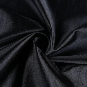 Vue macro du tissu en dentelle noire soyeuse avec plis élégants et finition brillante