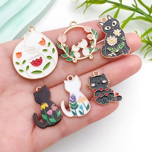 Set di sei ciondoli smaltati colorati con gatti e fiori per la creazione di gioielli fai-da-te