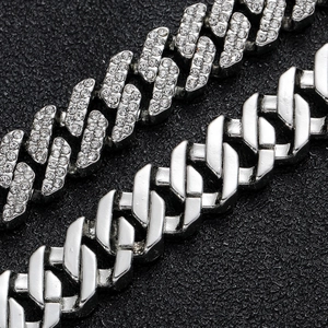 Nahaufnahme der 12mm silbernen Cuban-Kette mit Strasssteinen und glatter Metalloberfläche