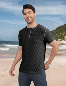 Dettaglio maglia Henley grigio scuro da uomo con texture a nido d'ape e scollo a bottoni