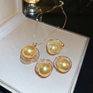 Parure de bijoux en perles avec pendentif doré, bague et boucles d'oreilles