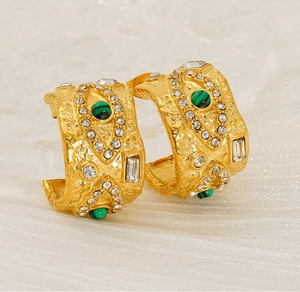 Détail de boucles d'oreilles dorées vintage en C avec malachite et cristaux