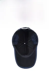 Détail d'une casquette d'hiver chaude avec protège-oreilles matelassés et polaire