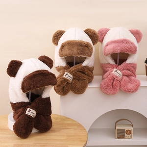 Détail du bonnet en peluche pour enfant avec écharpe et oreilles d'ours en trois couleurs