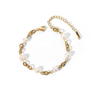 Détail du bracelet en acier titane plaqué or 18 carats avec perles et fermoir mousqueton