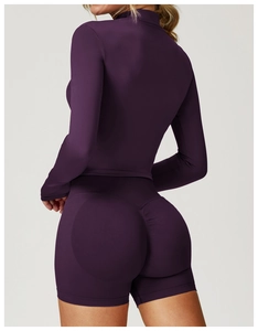 Rückansicht der lila Fitnessjacke mit nahtlosen Shorts für den perfekten Push-up-Effekt