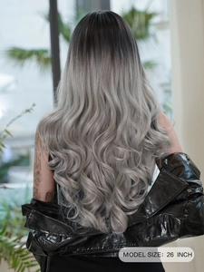 Détail de la texture et des boucles d'une perruque longue de 26 pouces gris dégradé