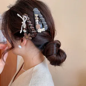 Set aus Samt-Schleifen-Hasen- und Perlen-Haarspangen, getragen von einem Model