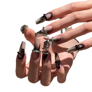 Gotische lange Coffin-Press-on-Nägel mit schwarzer Tinte und silbernen Ringen im Metal-Look