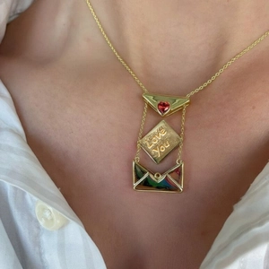 Collier pendentif enveloppe doré avec cœur en zircon rouge et gravure Love You