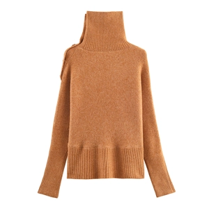Dettaglio maglione in maglia caramello con bottoni sulla spalla e design a dolcevita