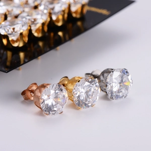 Détail macro de boucles d'oreilles solitaires à six griffes avec grands zircons cubiques