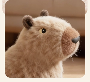 Gros plan d'une peluche Capybara pour chien avec fourrure douce et détails du visage