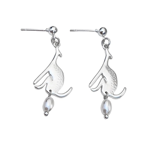 Vue détaillée des boucles d'oreilles chat en argent avec perles blanches sur fond blanc