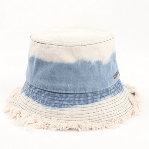 Chapeau bob en denim dégradé bleu et blanc avec bords effilochés et logo métal
