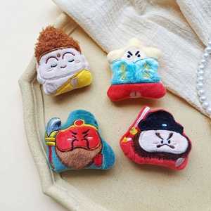 Broches créatives en peluche brodée avec personnages de divinités sur un plateau décoré