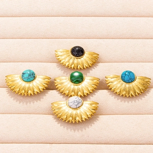 Fünf geometrische goldene Fächer-Ohrringe mit farbigen Edelsteinen in einer Schmuckbox