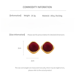 Vue détaillée des boucles d'oreilles carrées floquées rouges avec cadre doré et dimensions
