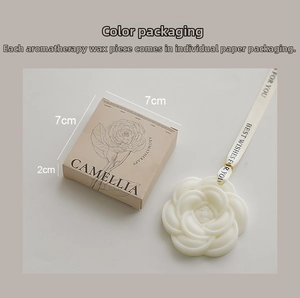 Dettaglio della tavoletta di cera profumata alla camelia con scatola regalo kraft