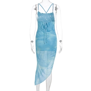 Détail de robe imprimé ciel bleu avec dos lacé et ourlet asymétrique élégant