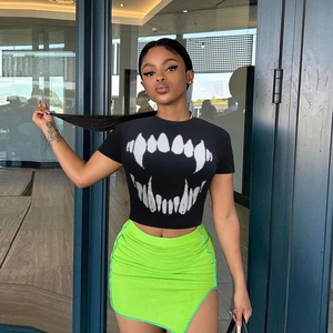 Ensemble deux pièces femme avec crop top noir graphique et jupe moulante vert néon