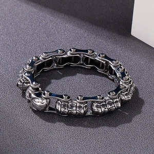 Detailansicht eines silber-schwarzen Totenkopf-Gliederarmbands mit Vintage-Finish