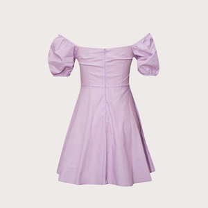 Vue détaillée du dos de la robe courte violette à manches bouffantes et zip invisible