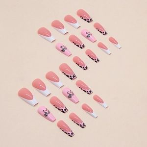 Faux ongles ballerine roses à motifs cœur et vache avec pointes French blanches