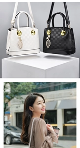 Détails des sacs à main en cuir gaufré noir et blanc avec pendentif feuille