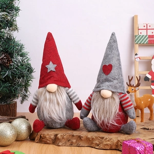Coppia di gnomi natalizi in peluche con stelle e cuori su base festiva in legno