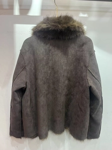 Vue arrière d'une veste en suédine marron avec col en fausse fourrure pour l'hiver