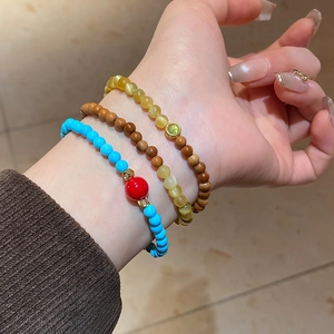 Vue détaillée des perles turquoise et accents dorés sur un ensemble de trois bracelets