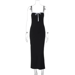 Robe moulante noire à fines bretelles avec dentelle blanche et petit nœud au décolleté