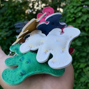 Colorful frog-shaped PU leather keychain pendants with textured surface and stitched edges