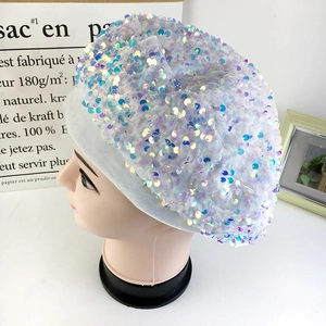 Béret scintillant à paillettes pour femmes aux reflets pastel sur mannequin de mode