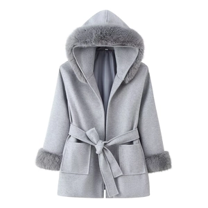 Manteau en laine gris pour femme avec capuche en fourrure et ceinture à nouer
