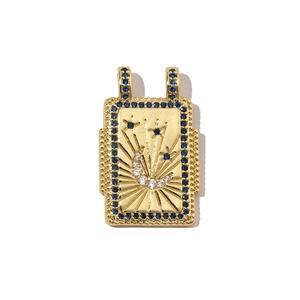 Makro-Detail von vergoldetem Tarot-Anhänger mit blauen Zirkonen und weißem Mond-Stern-Muster
