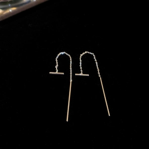 Boucles d'oreilles minimalistes en argent avec barre en T et fines chaînes sur fond noir
