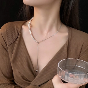Baroque pearl Y-shaped necklace with silver irregular beads on minimalist model style