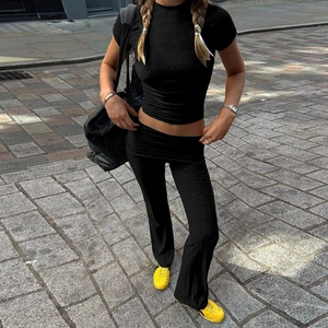 Set due pezzi nero da donna con crop top slim fit e pantaloni svasati a vita alta