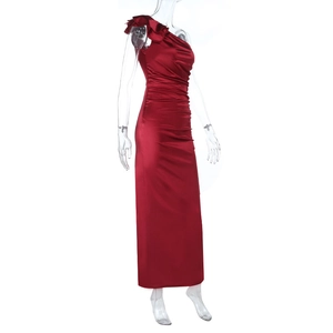 Détail d'une robe de soirée en satin rouge foncé avec volant à une épaule et texture plissée