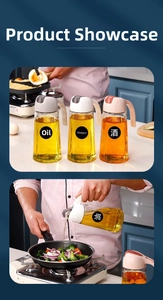 Détail montrant le bouchon automatique et les graduations précises sur la bouteille d'huile