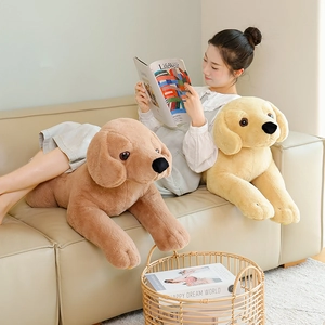 Große lebensechte Labrador-Plüschhunde in Braun und Beige auf einem Sofa