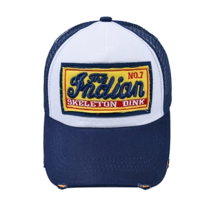 Détail de la visière usée et de la broderie sur la casquette trucker en filet bleu