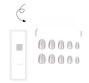 Détail de faux ongles œil-de-chat gris avec motifs de nœuds blancs minimalistes
