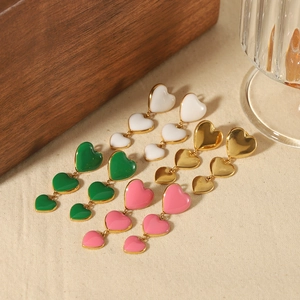 Boucles D'oreilles Coeur Plaqué Or 18K Émail Coloré Triple Coeur Bijoux Avec Tige En Acier Inoxydable