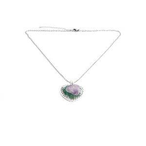 Macro del ciondolo a cuore in argento con scaglie verdi e cristallo di ametista viola