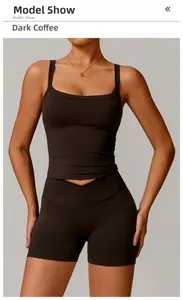 Gros plan du short de yoga à taille croisée en tissu mat extensible couleur café foncé